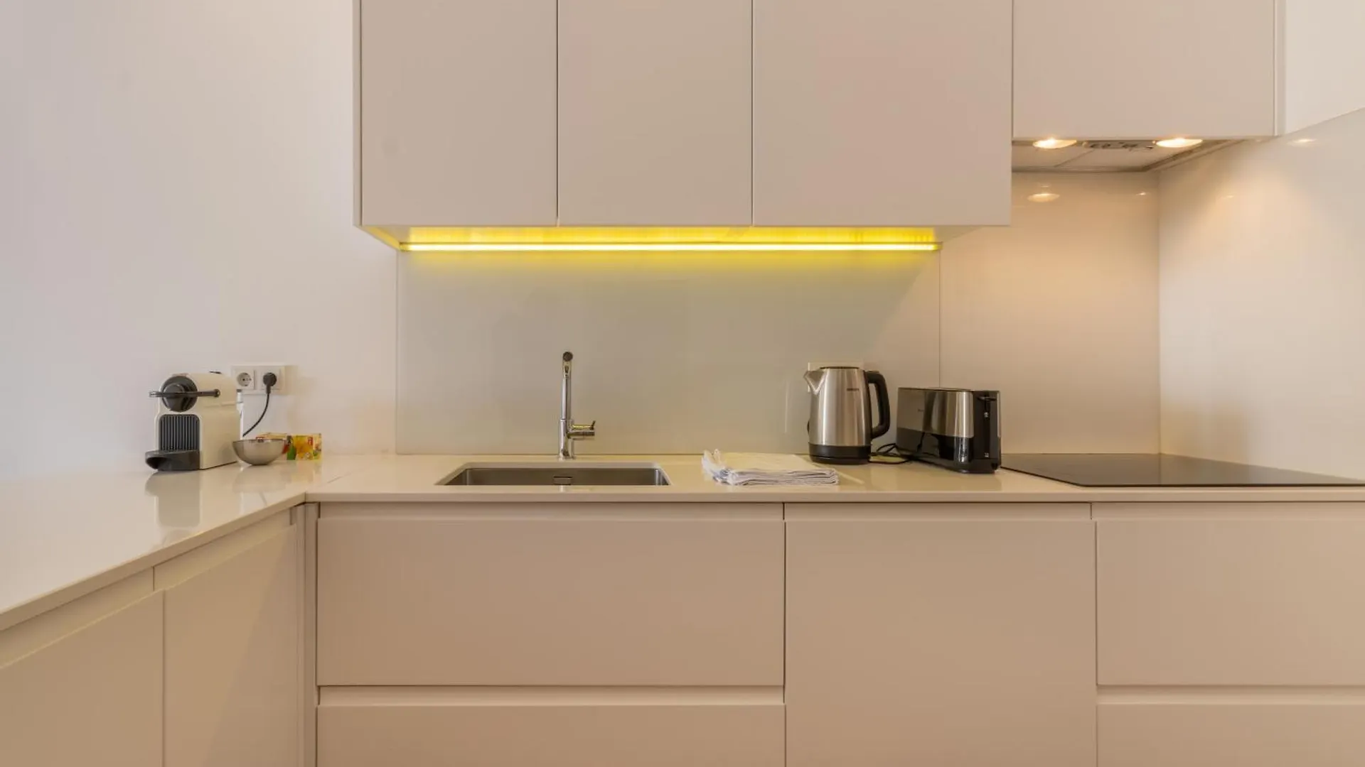 Modern 3Br, Terrace, Ac/Heating & Self Check-In Apartment Lisbon