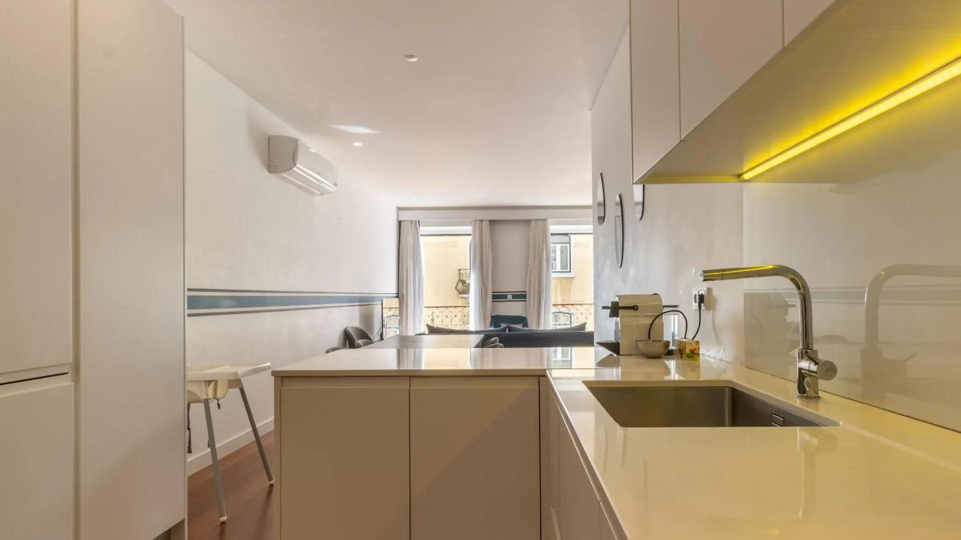 Modern 3Br, Terrace, Ac/Heating & Self Check-In Apartment Lisbon Portugal