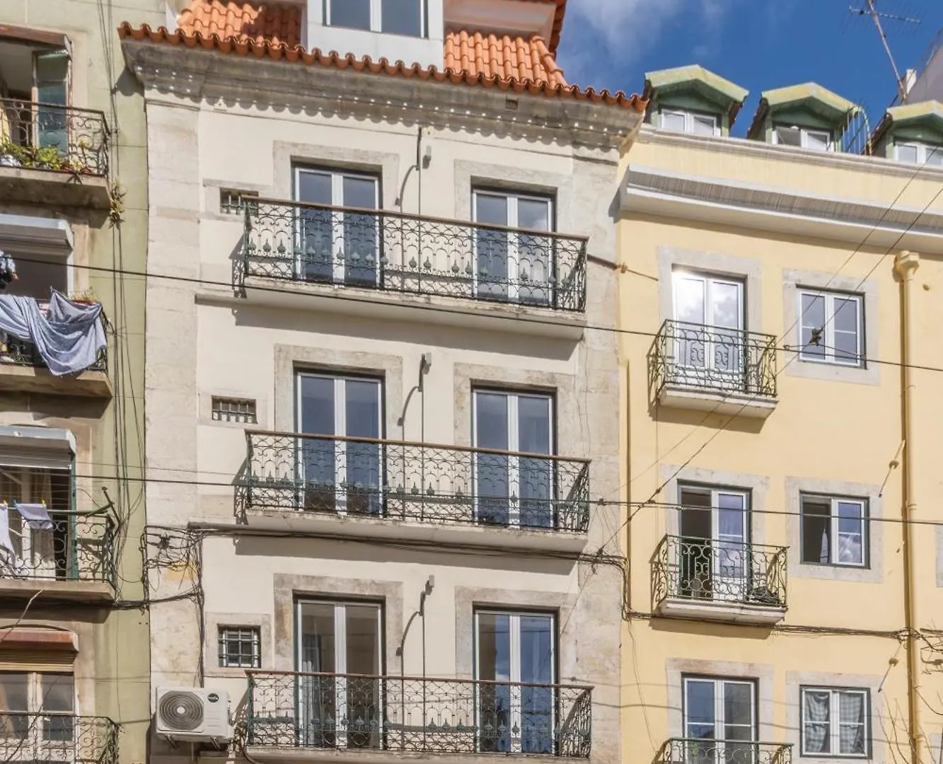 Modern 3Br, Terrace, Ac/Heating & Self Check-In Apartment Lisbon Portugal