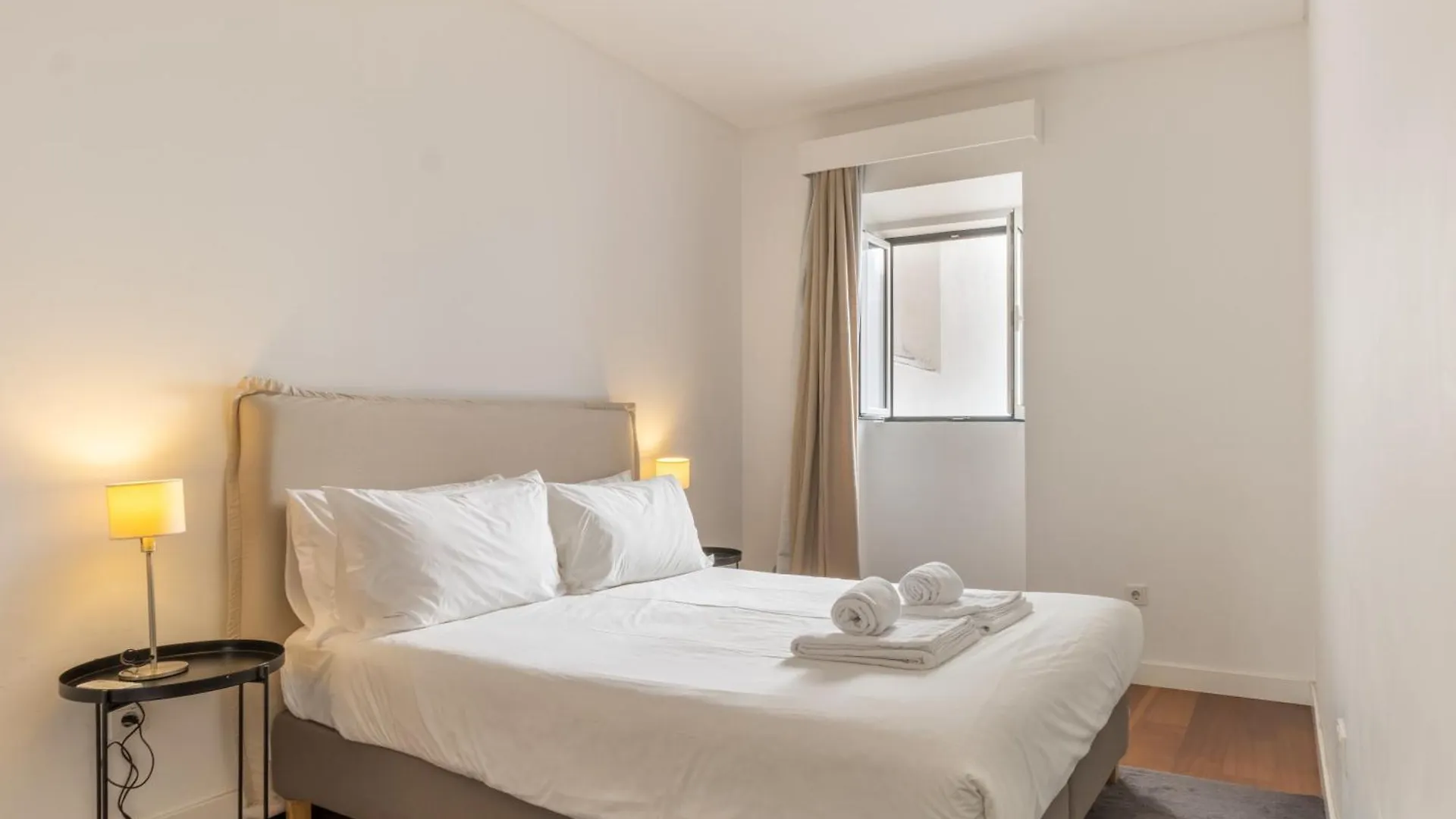 Modern 3Br, Terrace, Ac/Heating & Self Check-In Apartment Lisbon