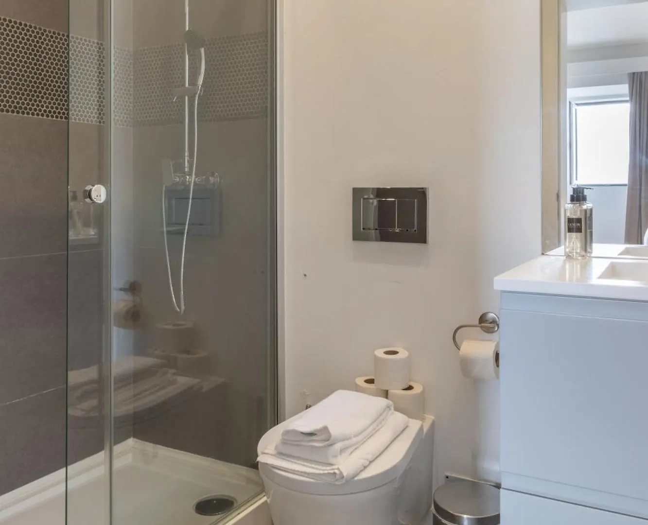 Modern 3Br, Terrace, Ac/Heating & Self Check-In Apartment Lisbon